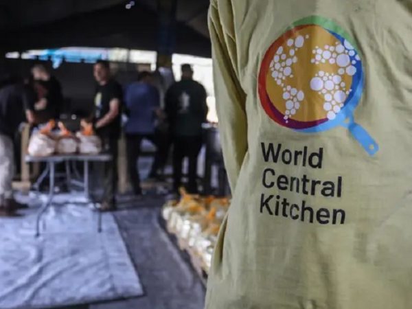 Trabajadores palestinos preparan comidas en una cocina de WCK en Rafá, en la Franja de Gaza. FOTO: Europa Press.