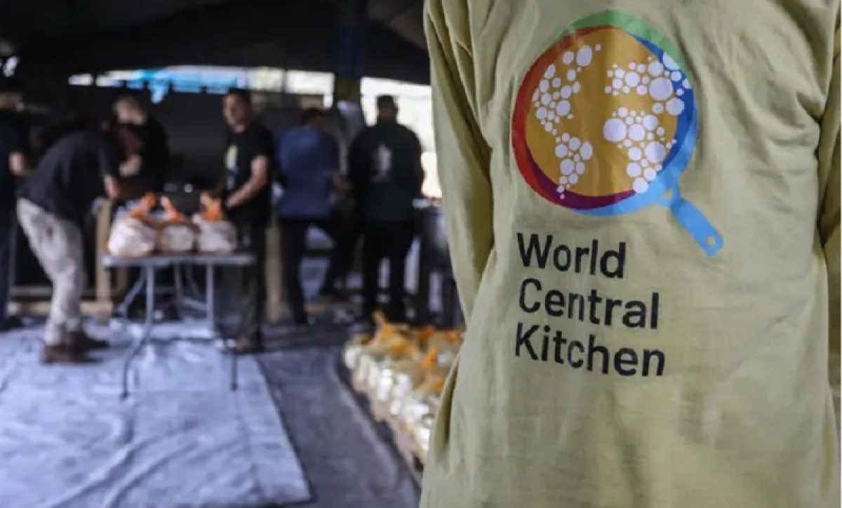 Trabajadores palestinos preparan comidas en una cocina de WCK en Rafá, en la Franja de Gaza. FOTO: Europa Press.