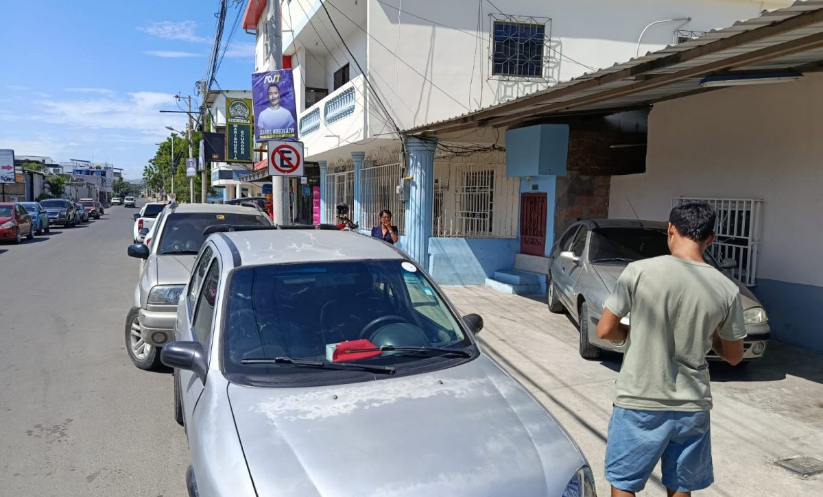 La señal de prohibido estacionar junto a los carros que infringen las señales de tránsito.