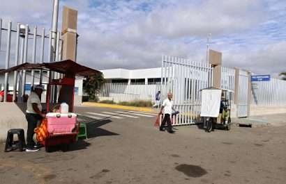 Los trámites no se han detenido en la Agencia Municipal de Tránsito en Manta a pesar del anuncio de intervención; pero los policías anunciados aún no llegan.