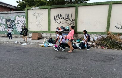 Madres de familia y alumnos esquivan la basura al entrar y salir de sus planteles educativos. Malestar se presenta en la calle 18A.