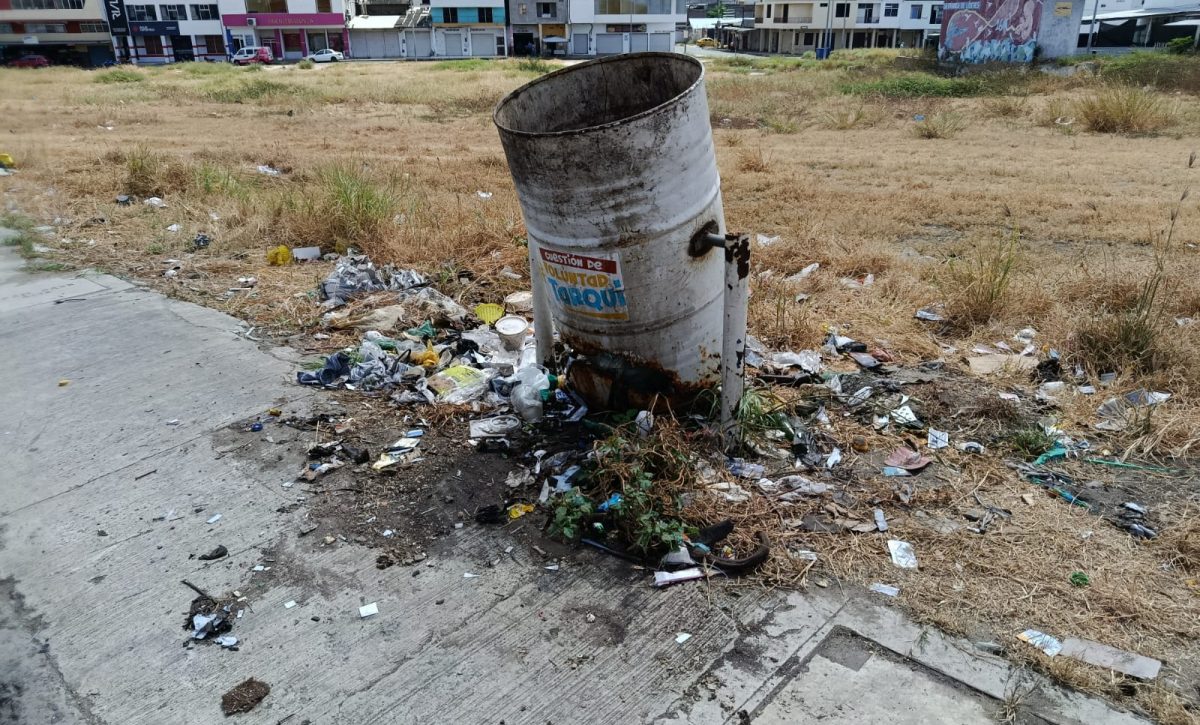 Depósitos de basura dañados en la calle 113 y avenida Venezuela de Manta provocan que los desechos se esparzan.