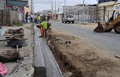 Ante el retraso de la llegada del asfalto para reparar las 107 calles en Manta, en varios frentes se realizan trabajos complementarios como los bordillos de las calles.