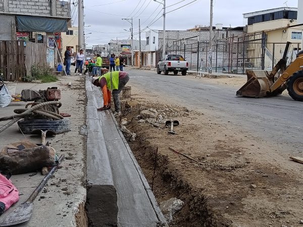 Ante el retraso de la llegada del asfalto para reparar las 107 calles en Manta, en varios frentes se realizan trabajos complementarios como los bordillos de las calles.