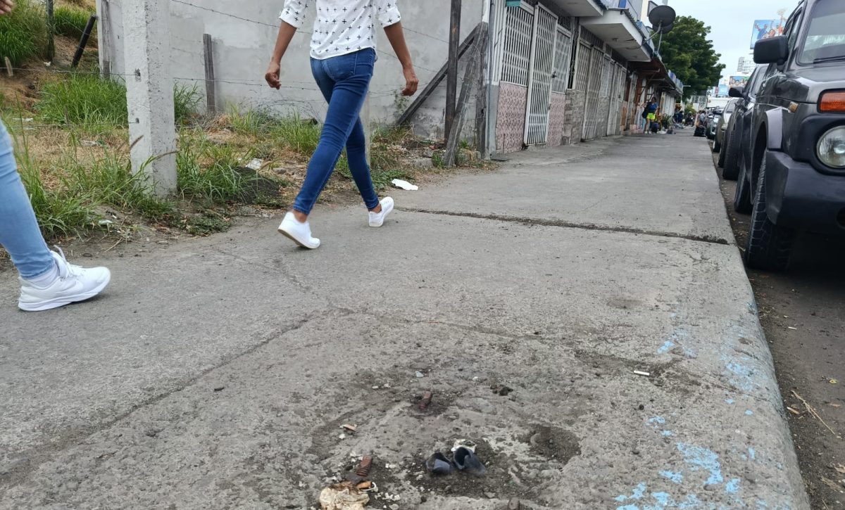 En la avenida Malecón de Manta, pequeños trozos de hierro sobresalen en la vereda.