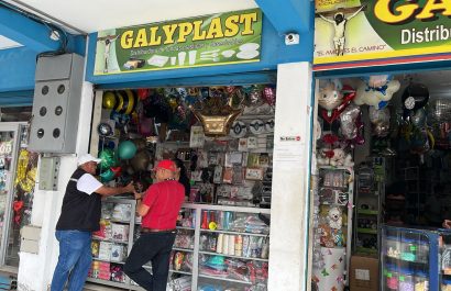 Tres representantes municipales visitaron el sector comercial de Tarqui para anunciar esa nueva ordenanza para los letreros.