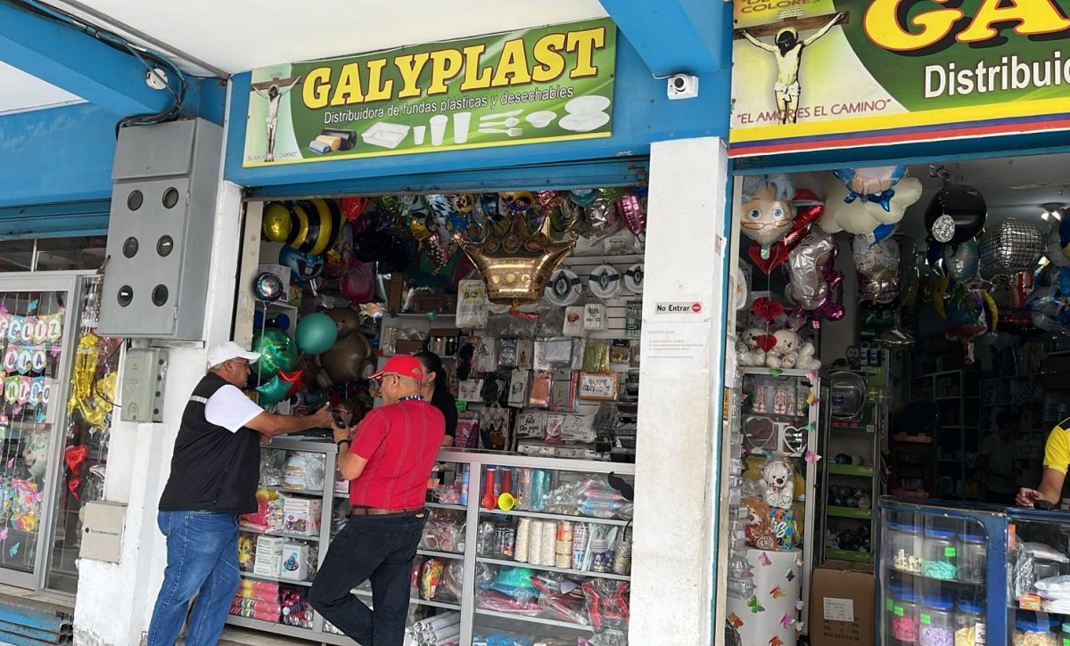 Tres representantes municipales visitaron el sector comercial de Tarqui para anunciar esa nueva ordenanza para los letreros.