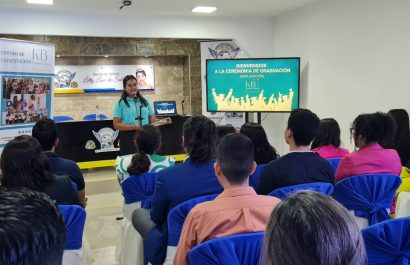 Kenya Briones es reconocida por su capacidad para inspirar y transformar a los jóvenes.