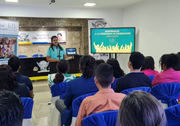 Kenya Briones es reconocida por su capacidad para inspirar y transformar a los jóvenes.