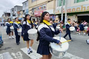 Alumnos de diversos plantes rindieron homenaje a la parroquia Eloy Alfaro.