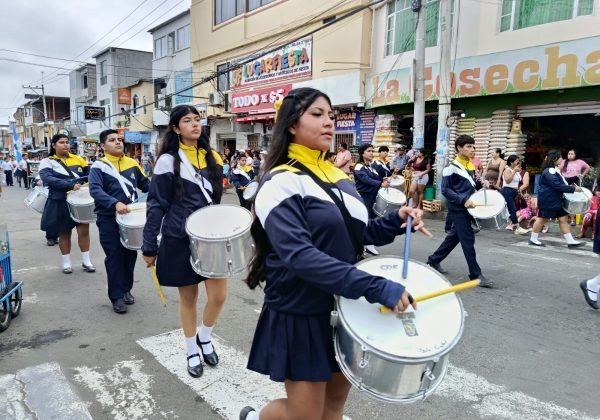 Alumnos de diversos plantes rindieron homenaje a la parroquia Eloy Alfaro.