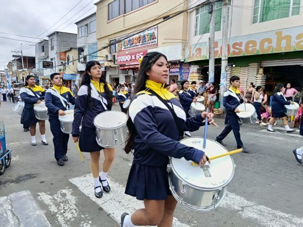 Alumnos de diversos plantes rindieron homenaje a la parroquia Eloy Alfaro.
