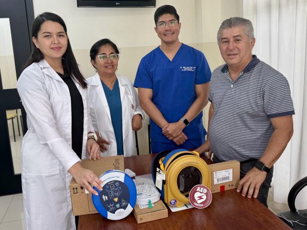 La donación del desfibrilador permitirá salvar vidas en la ULEAM.