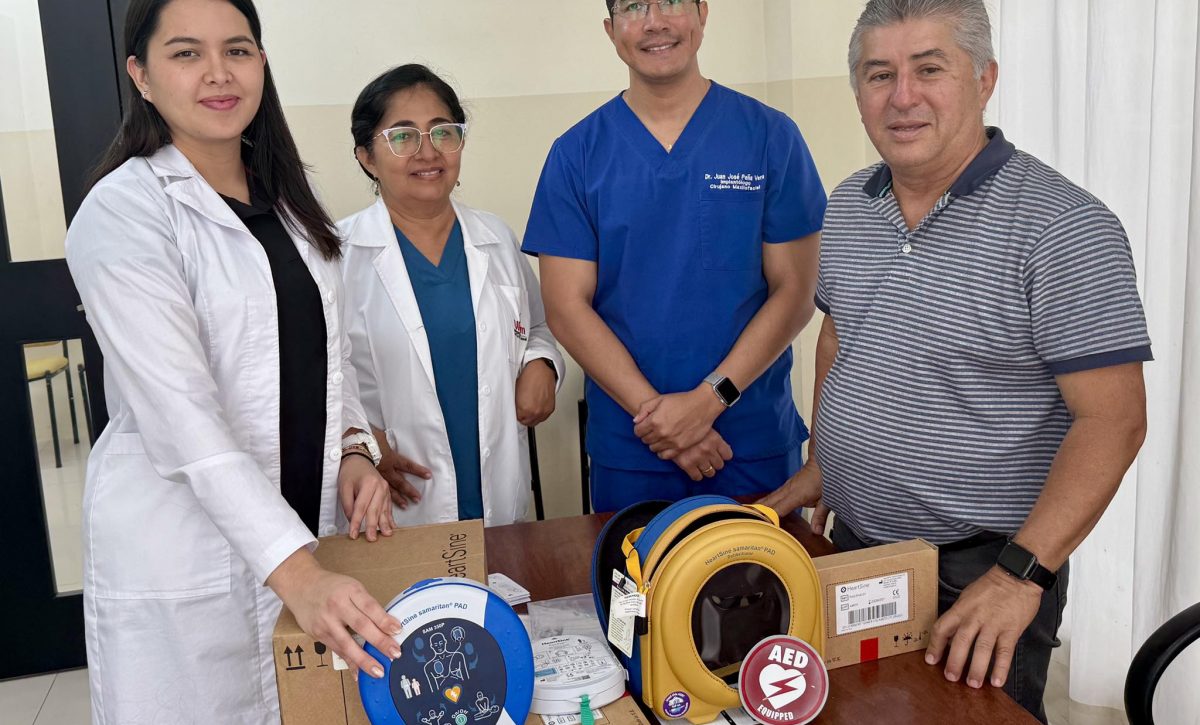 La donación del desfibrilador permitirá salvar vidas en la ULEAM.