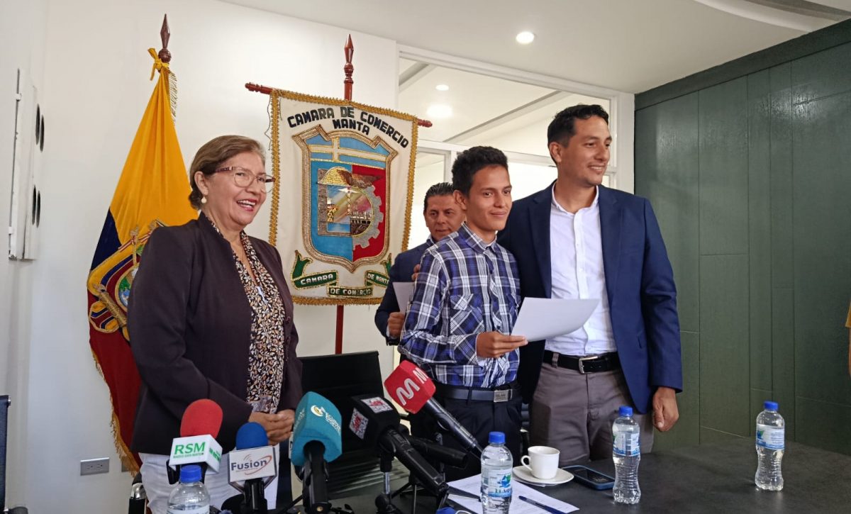 Fabián González Flores, de 19 años, mientras recibía su beca.