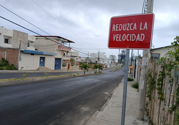 Moradores denuncian que conductores no respetan señales de tránsito.
