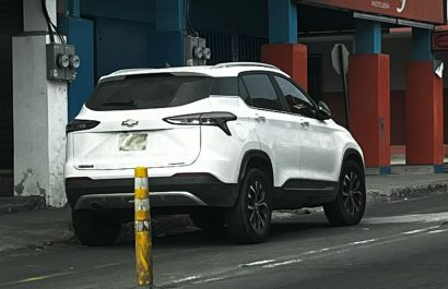A diario se ven carros invadiendo la ciclovía a lo largo de la calle 15, en Manta.
