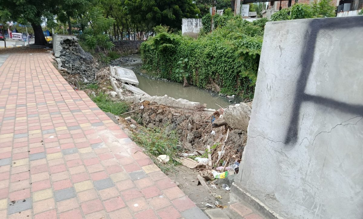 Parte del muro que quedó destruido en el borde del río Burro, en la J4 del barrio Jocay.
