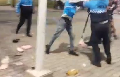 Un altercado entre un vendedor ambulante y agentes de seguridad en el Parque Centenario de Manta se viralizó en redes sociales.