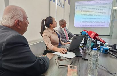 Funcionarios del Registro de la Propiedad mostrando los documentos del bien inmueble durante la rueda de prensa.