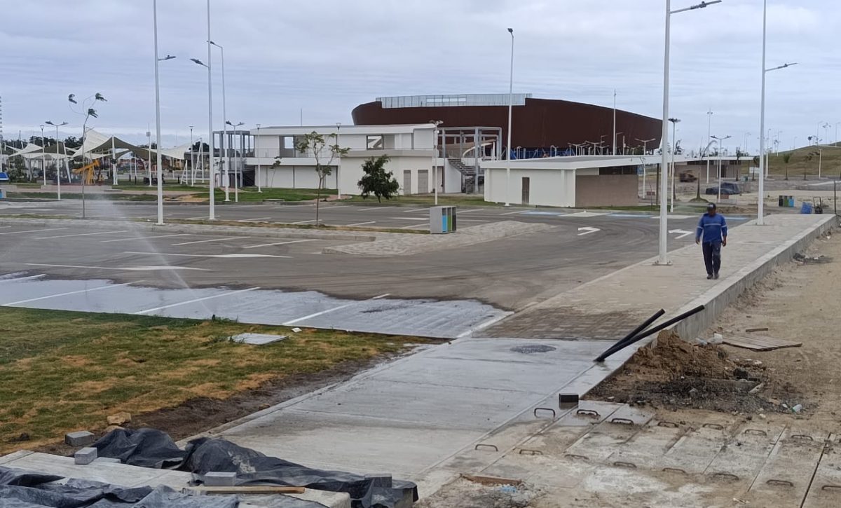 Abrirán nuevo parqueadero en el Parque Centenario Agustín Intriago, mientras el teatro espera detalles finales.