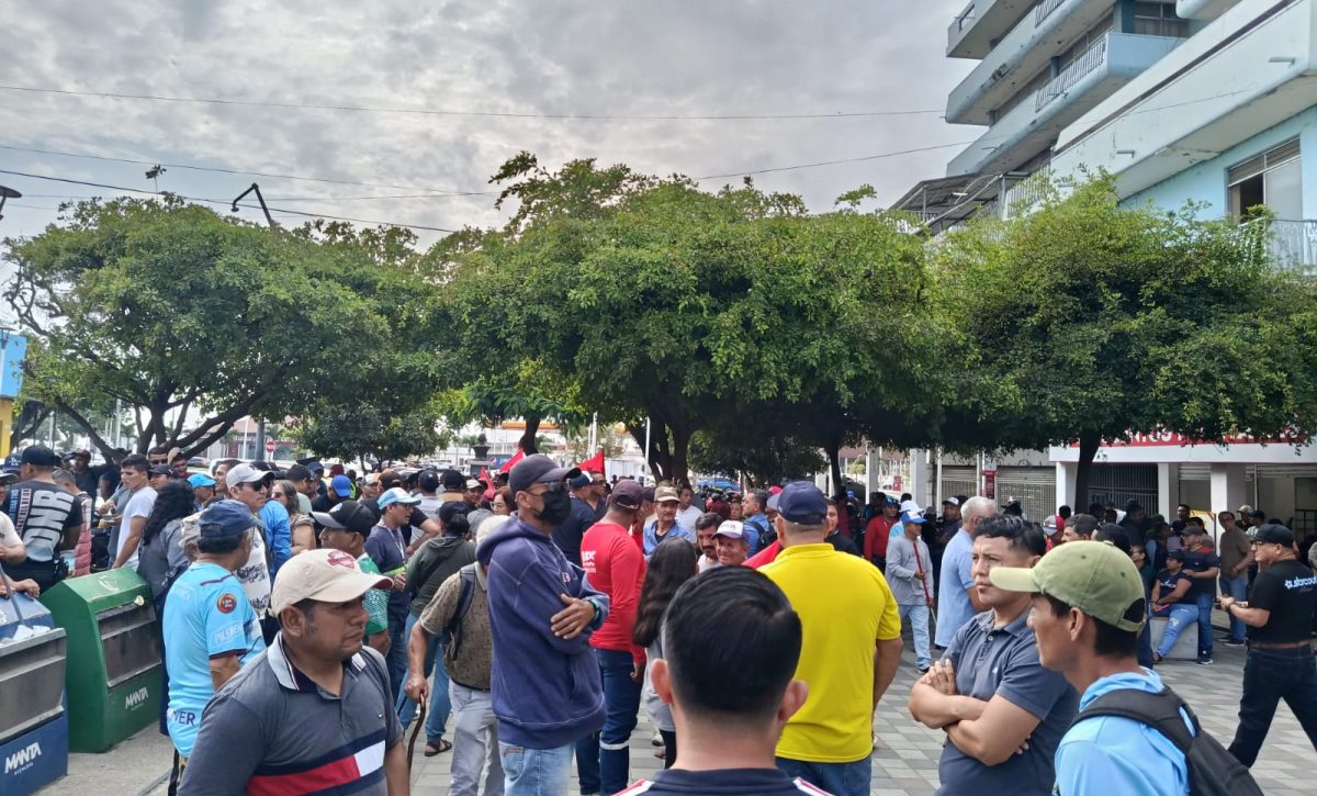 Obreros del Municipio de Manta reclamaron el pago de sus sueldos de abril y mayo en los bajos de la institución.