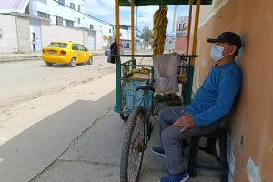Óscar Mora (72) se protege del polvo con una mascarilla debido al polvo en la avenida 108, una de las calles que el municipio rehabilita vialmente.