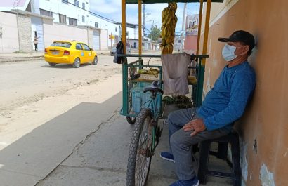 Óscar Mora (72) se protege del polvo con una mascarilla debido al polvo en la avenida 108, una de las calles que el municipio rehabilita vialmente.