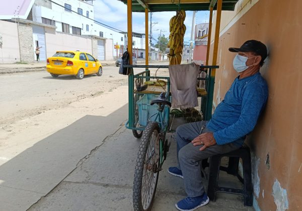 Óscar Mora (72) se protege del polvo con una mascarilla debido al polvo en la avenida 108, una de las calles que el municipio rehabilita vialmente.
