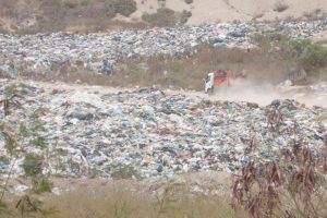 Basura acumulada en el vertedero municipal preocupa a Nuevo Manta, porque no está siendo enterrada, denuncian los moradores.