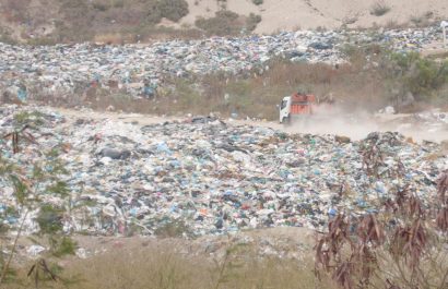 Basura acumulada en el vertedero municipal preocupa a Nuevo Manta, porque no está siendo enterrada, denuncian los moradores.