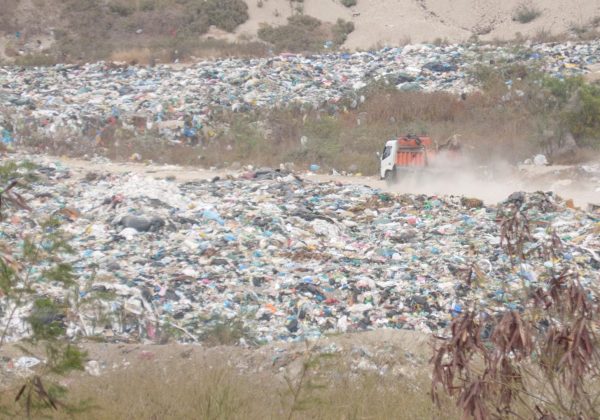 Basura acumulada en el vertedero municipal preocupa a Nuevo Manta, porque no está siendo enterrada, denuncian los moradores.