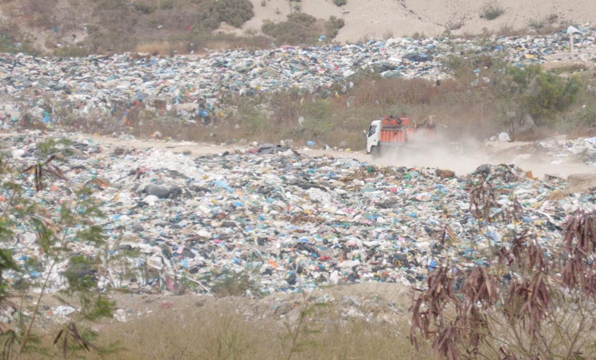Basura acumulada en el vertedero municipal preocupa a Nuevo Manta, porque no está siendo enterrada, denuncian los moradores.