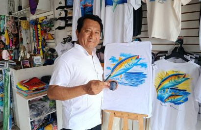 "Mi aporte es promocionar Manta; cada camiseta es como una publicidad que viaja por el mundo”, afirma Aleksey López.