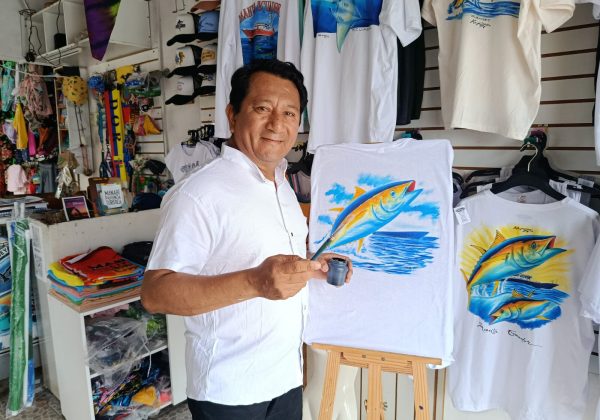 "Mi aporte es promocionar Manta; cada camiseta es como una publicidad que viaja por el mundo”, afirma Aleksey López.