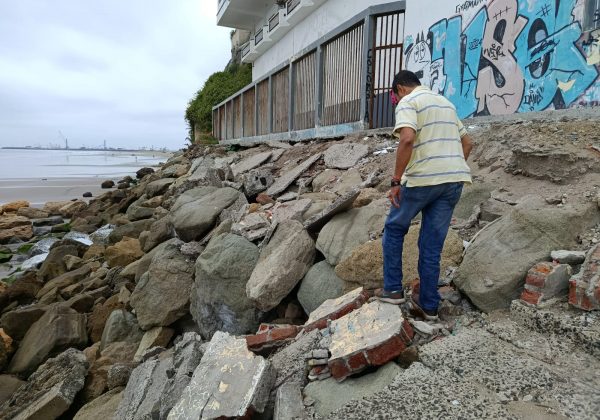 Un espacio desde donde se ven las piedras que se han desprendido del muro y que serán reforzadas con más piedras escolleras en El Murciélago.
