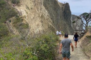 Gracias a un convenio tripartito se rehabilitará el sendero al Faro de San Lorenzo.
