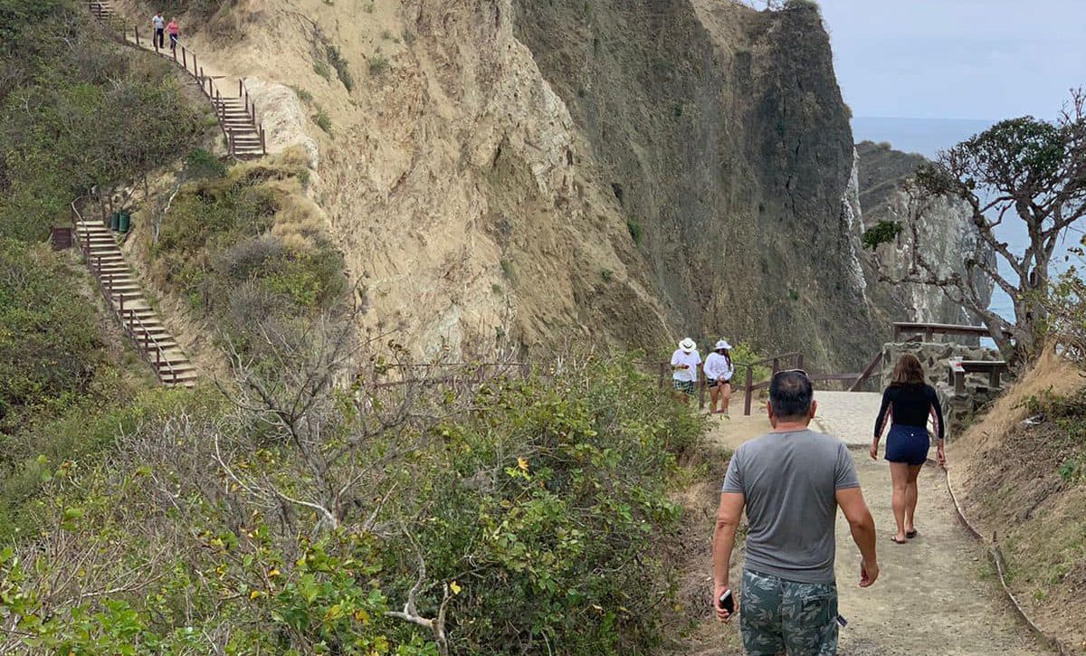 Gracias a un convenio tripartito se rehabilitará el sendero al Faro de San Lorenzo.