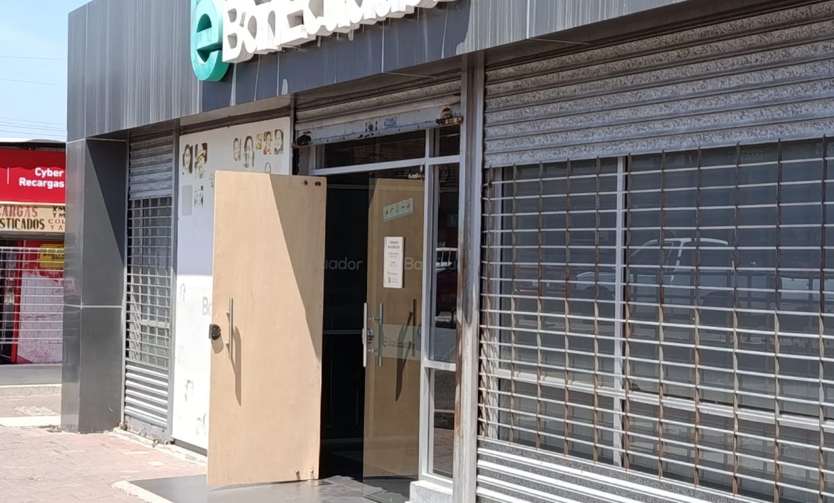 Una parte de la puerta principal de la agencia BanEcuador es actualmente de plywood.