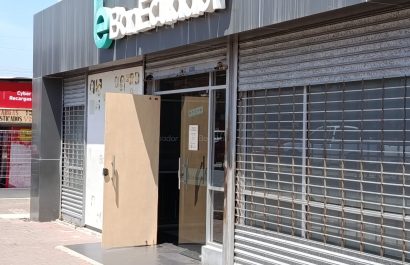 Una parte de la puerta principal de la agencia BanEcuador es actualmente de plywood.