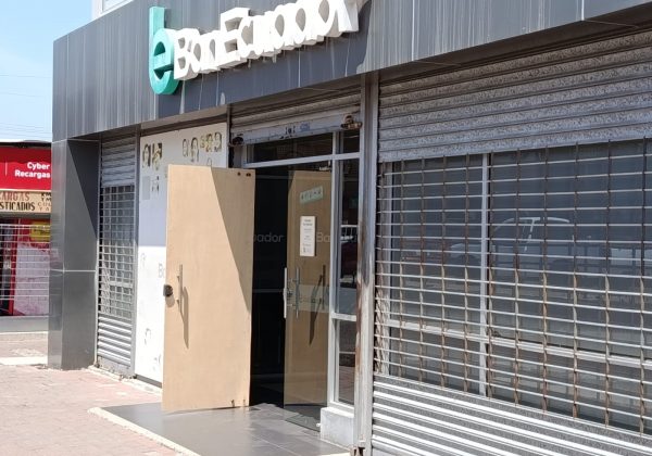 Una parte de la puerta principal de la agencia BanEcuador es actualmente de plywood.