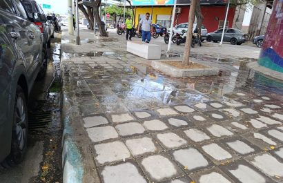 El rebose de aguas servidas, justo atrás del baño público en el parque de La Madre, fue solucionado ayer antes del mediodía, pero permaneció durante una semana.