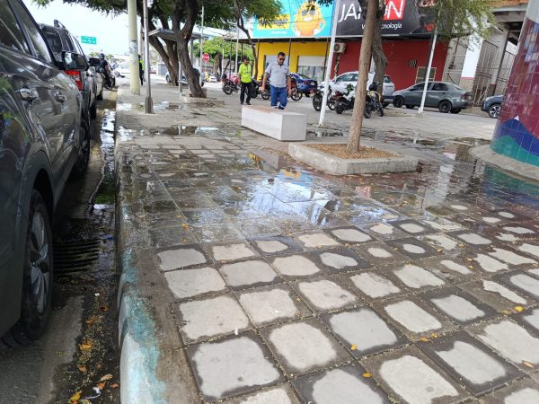 El rebose de aguas servidas, justo atrás del baño público en el parque de La Madre, fue solucionado ayer antes del mediodía, pero permaneció durante una semana.