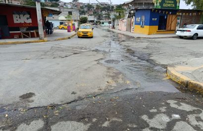 En la esquina de la calle 5 y avenida 38 se origina la fuga de agua, que se mantiene desde hace tres meses.
