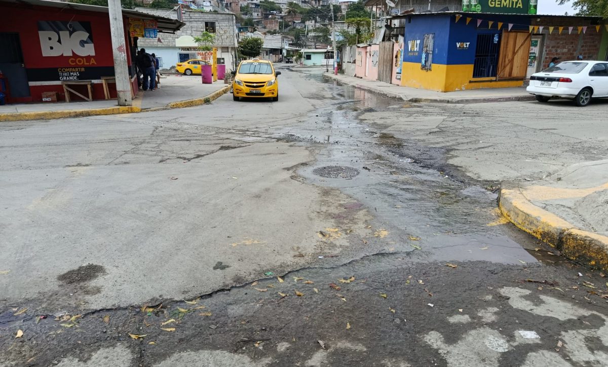 En la esquina de la calle 5 y avenida 38 se origina la fuga de agua, que se mantiene desde hace tres meses.