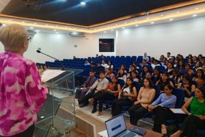 Alumnos del último año de Enfermería durante el sorteo para las plazas del internado.