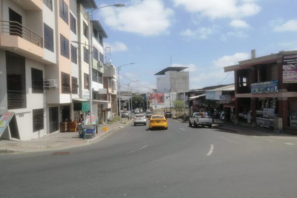 Comerciantes de la calle Venezuela, entre las avenidas 113 y 114 ya no saben a quién recurrir para solucionar la oscuridad que les genera inseguridad y preocupación.