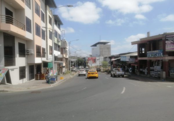 Comerciantes de la calle Venezuela, entre las avenidas 113 y 114 ya no saben a quién recurrir para solucionar la oscuridad que les genera inseguridad y preocupación.