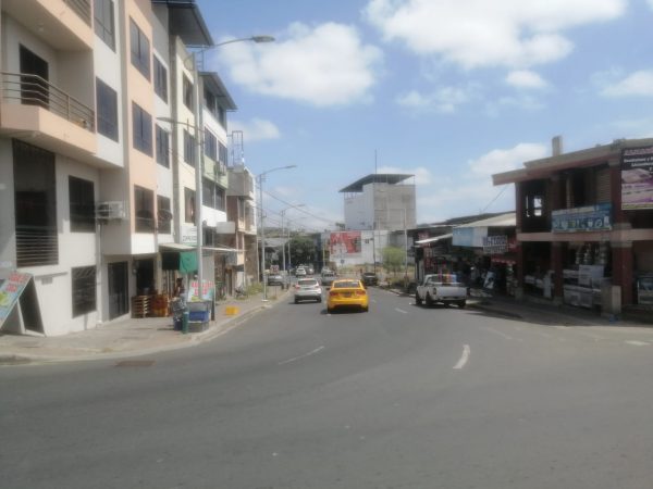 Comerciantes de la calle Venezuela, entre las avenidas 113 y 114 ya no saben a quién recurrir para solucionar la oscuridad que les genera inseguridad y preocupación.