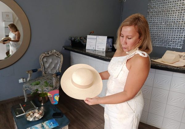 Un grupo de mujeres vinculadas al sector turístico, busca que el sombrero de paja toquilla transforme los viernes en Manta.